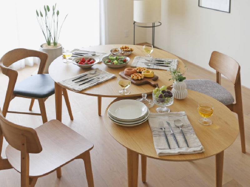 高野木工のホワイトオーク製伸縮式バルーンダイニングテーブルと木製チェアが配置されたモダンなダイニングルームのインテリア