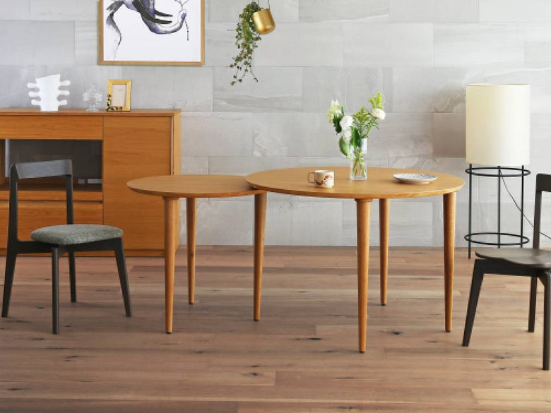 高野木工のBALLOONシリーズ伸縮式ダイニングテーブル。ホワイトオークまたはウォルナット無垢材を使用した木製テーブルで、ダイニングルームに最適なデザイン。