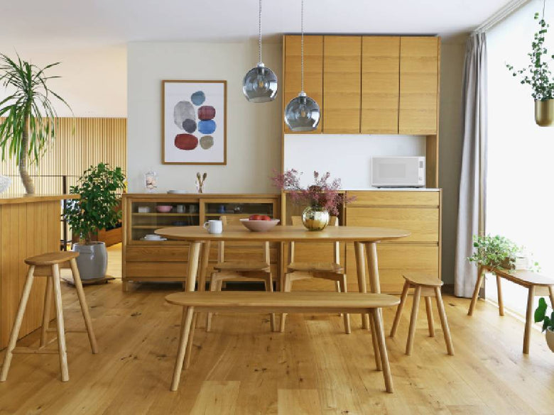 高野木工のRUBEダイニングテーブルが木製床に配置された落ち着いた雰囲気のダイニングルーム