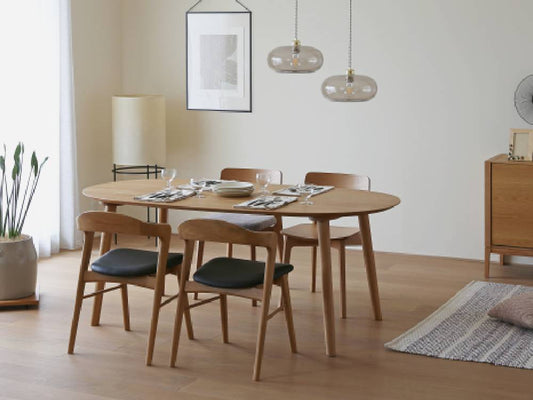 高野木工のRUBEダイニングテーブルと椅子が配置された木製のダイニングルームインテリア