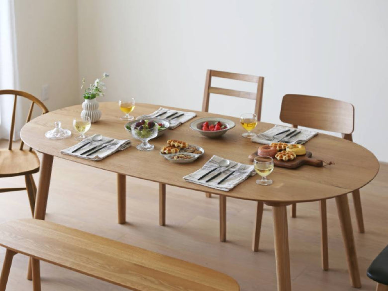 ホワイトオーク製の高野木工RUBEダイニングテーブルが室内に設置され、上に花鉢が置かれている様子。