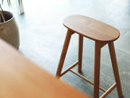 高野木工のホワイトオークまたはウォルナット製RUBEシリーズ木製バー用スツール。自然な木目とウレタン塗装が施された耐久性のあるデザイン