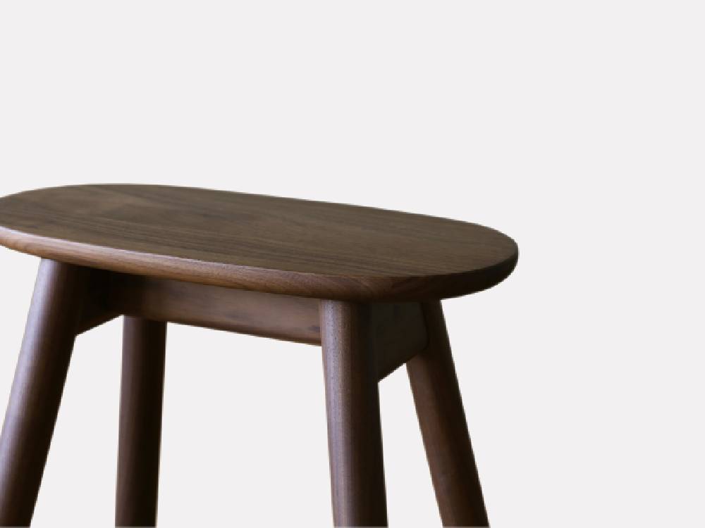 高野木工のRUBEシリーズ40ハイスツール、ホワイトオークまたはウォルナット無垢材で作られた木製スツールの写真