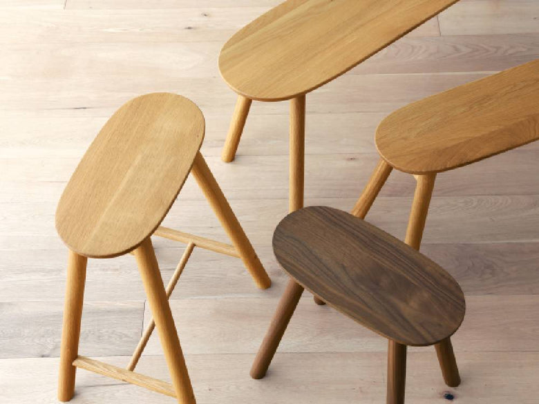 高野木工のRUBEスツールと花鉢が配置された屋外用木製家具