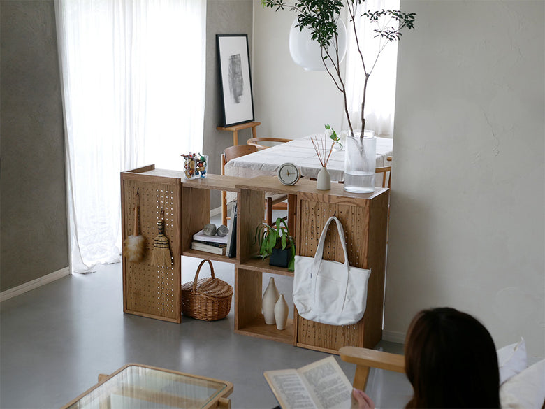 天然木レッドオーク製の【nora/ノラ】オープンシェルフが室内に設置され、花鉢やバスケットがディスプレイされているナチュラルなインテリアシーン