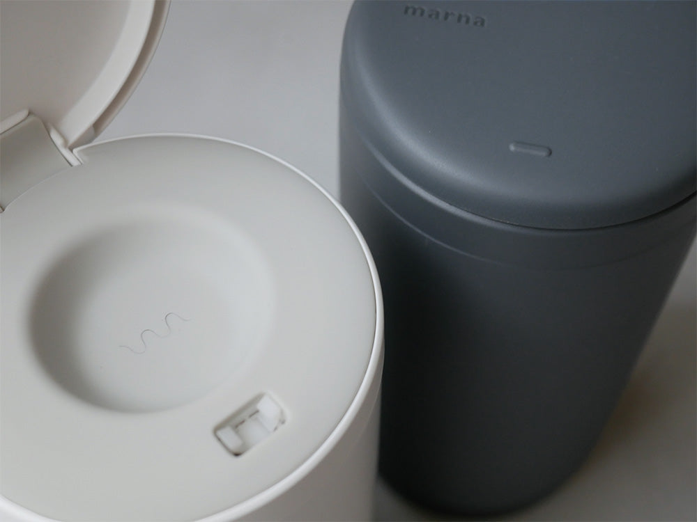 marna製の倒れない片手操作可能なウェットティッシュケース。ABS樹脂製でスタイリッシュなデザイン、ステンレスやガラスの平らな面に簡単に設置できます。