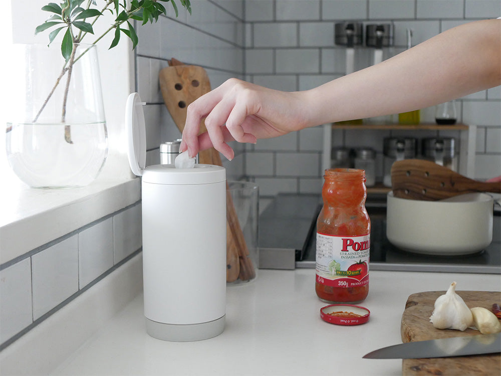 marna（マーナ）の倒れない片手用ウェットティッシュケースが、ステンレス製のキッチンカウンター上に設置されている様子