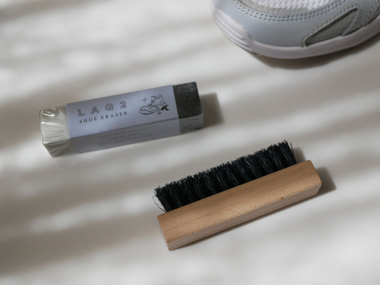 LAQ2のシューズ＆ブーツリフレッシャースプレー、靴用消しゴム、ミニブラシがセットになったパッケージ