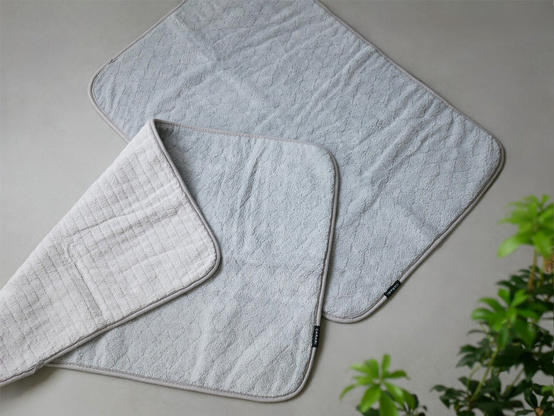 シービージャパン製のグレーのリバーシブルバスマット