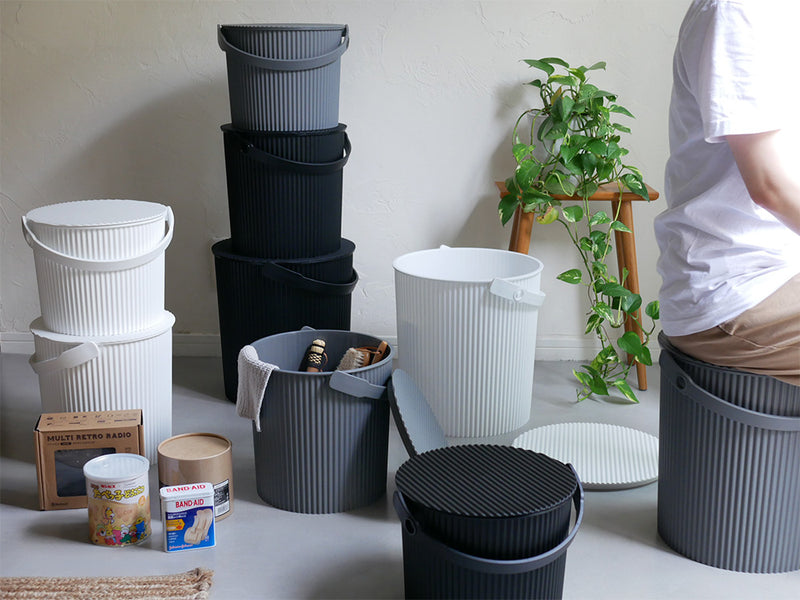 八幡化成のオムニウッティ ニュートラル、蓋付きプラスチック製円筒形収納バスケット