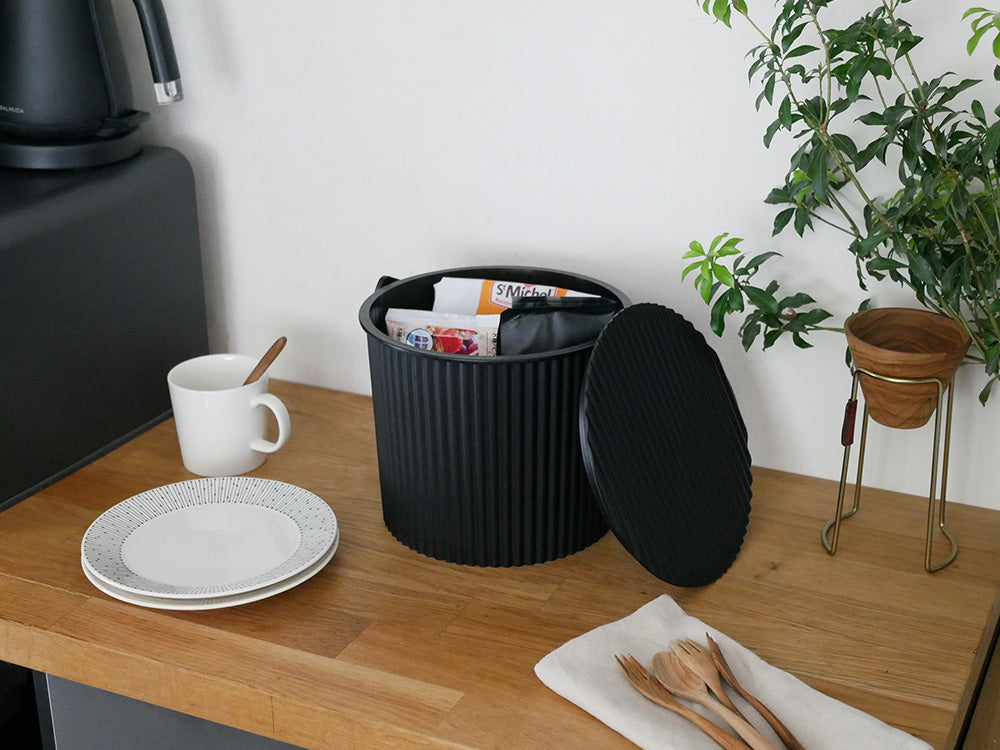 八幡化成の蓋付収納「オムニウッティ ニュートラル」、プラスチック製シリンダー型バスケットでスツールとしても使用可能