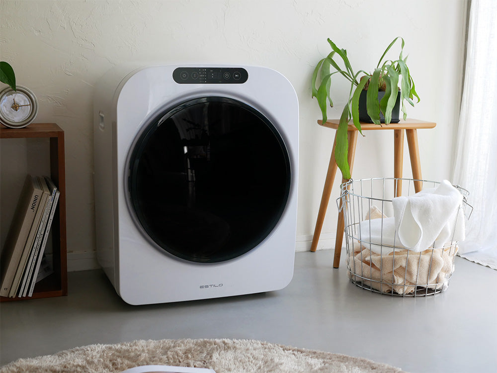 ESTILO（エスティロ）コンパクト衣類乾燥機のシルバー外観。家庭用電子機器としてスタイリッシュなデザインが特徴です。
