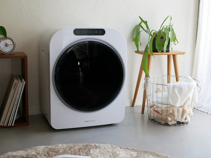 ESTILO（エスティロ）コンパクト衣類乾燥機のシルバー外観。家庭用電子機器としてスタイリッシュなデザインが特徴です。