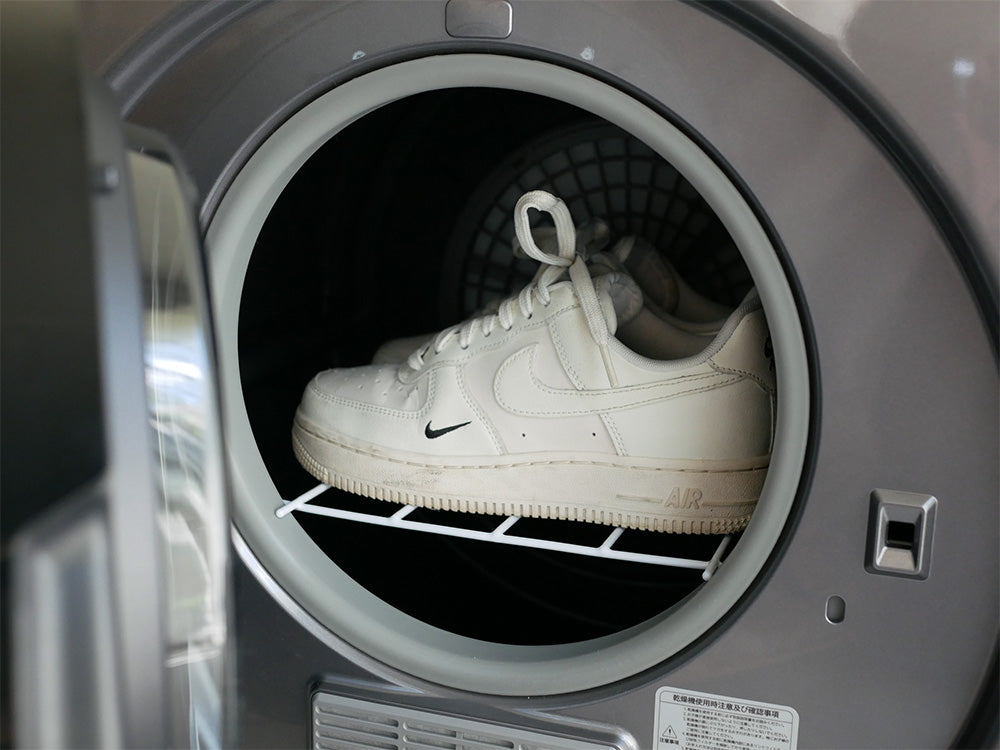 ESTILO製シルバーカラーのコンパクト衣類乾燥機の正面画像。操作パネルが見えるデザインです