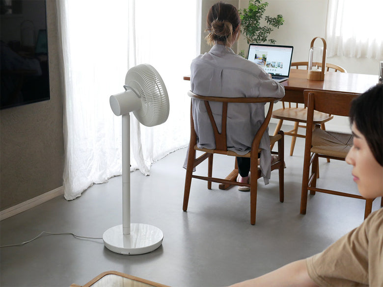 インテリアに調和したシロカの人認識センサー付きDC扇風機と家具が配置された室内の様子