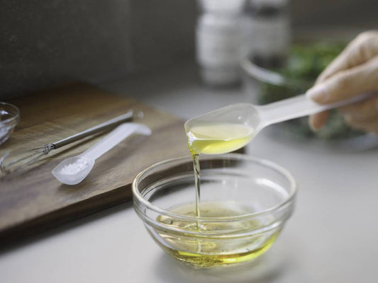 marnaのきほん 計量スプーンと各種調理用オイルがテーブルに並んだキッチン用品の写真