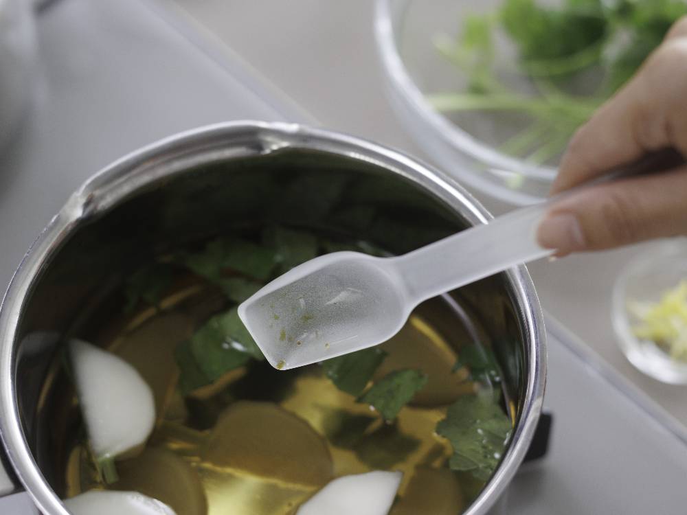 マーナのきほん計量スプーンとボウルに野菜が並べられたキッチンテーブルの画像