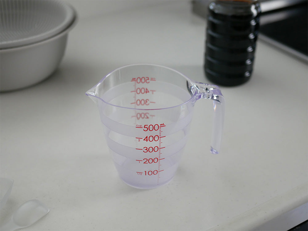 marnaのきほん プラスチック製200mL計量カップがキッチンのテーブル上に置かれている