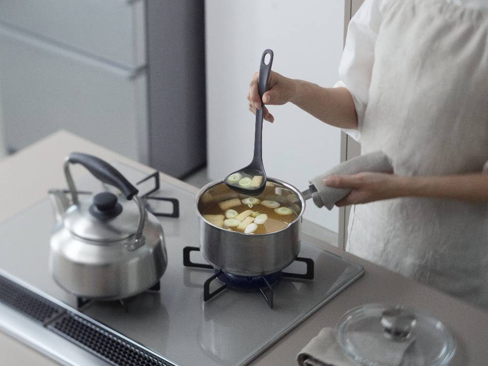 マーナのきほん お玉、サイズSとM、ナイロン・シリコーンゴム製の耐熱調理用キッチン器具