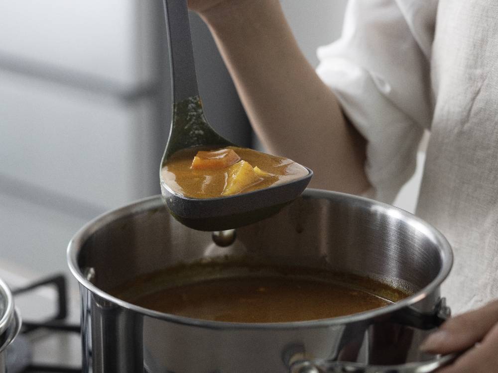 マーナのきほんお玉とスプーン、食器がキッチンでスープを調理している様子