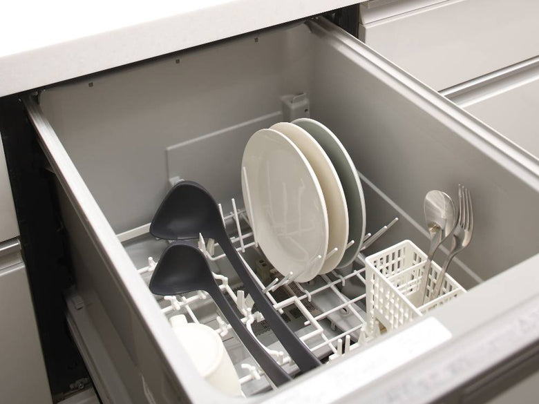 marnaのきほんお玉がシンク周りのキッチンカウンターに並べられた調理器具と共に配置されている様子