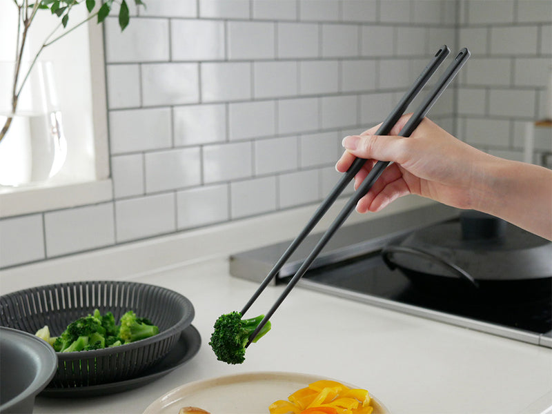 ナイロンとシリコーンゴム製の【marna/マーナ】マーナのきほん 菜箸が他の調理器具とともにキッチンカウンターに並んでいる様子