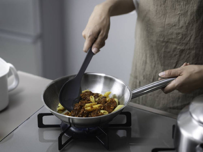 マーナのきほん スプーンヘラ。ナイロンとシリコーンゴム製で耐熱230℃、キッチンでフライパンと共に使用されている調理用ヘラ