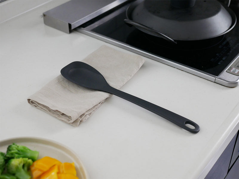 ナイロンとシリコーンゴム製のマーナのきほんスプーンヘラ。耐熱性に優れたスプーンとヘラが一体となったキッチン用調理器具。