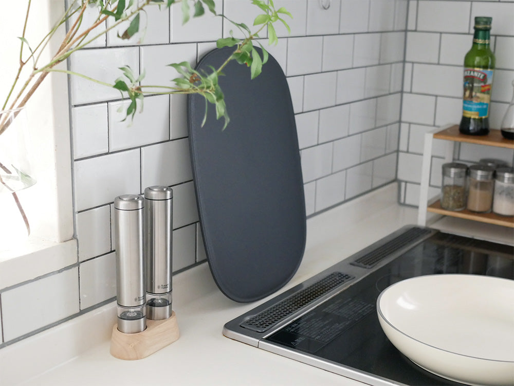 marna（マーナ）のきほん・まな板、ABS樹脂とポリウレタン製のシンプルなデザイン、キッチンカウンター上に置かれている