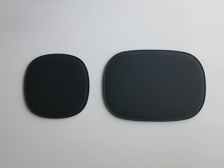 マーナのグレーとシルバー色のオーバル型まな板。耐熱性に優れたプラスチックとメッシュデザインが特徴のモダンなキッチン用品。