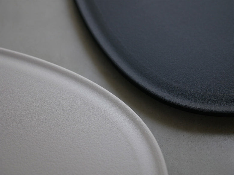 銀色の楕円形のプレート