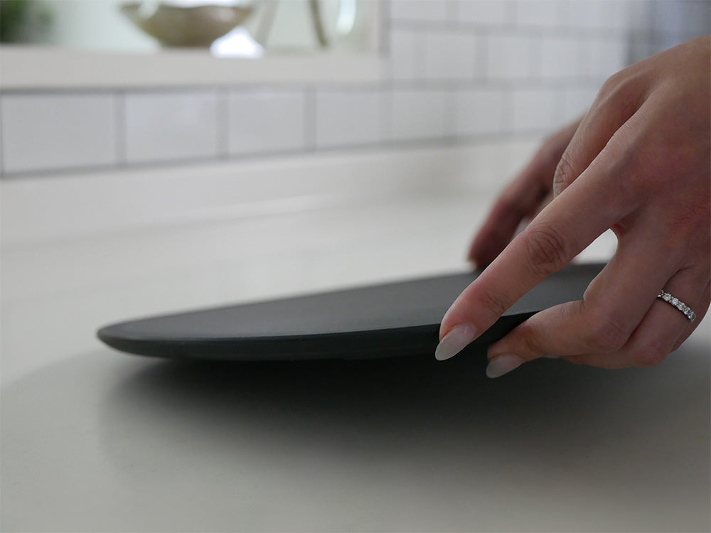 キッチンカウンターに置かれた銀色のABS樹脂製マーナのまな板