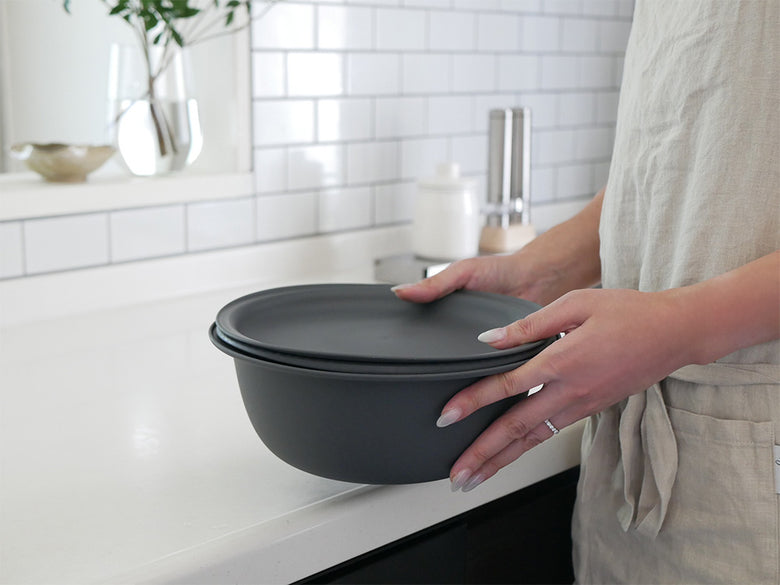 marnaのポリプロピレン製21cmザルボウルがキッチンカウンターで野菜を洗うために使用されている様子