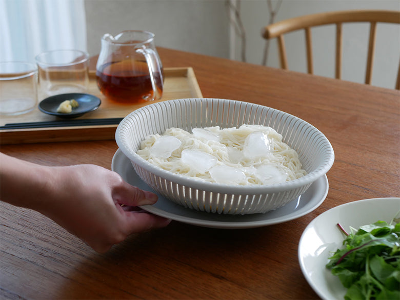 マーナのきほん ザルボウル21cm、ポリプロピレン製で耐熱140℃・耐冷0℃。食器洗い乾燥機および電子レンジ対応可能な白色のボウル。