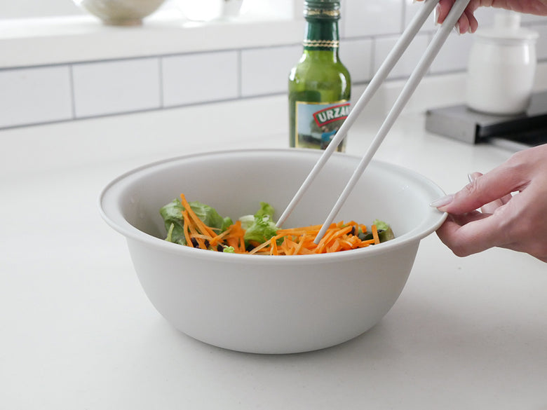 マーナのきほん ザルボウル21cm。ポリプロピレン製で透明なキッチン用ボウル。食器洗い乾燥機と電子レンジに対応し、野菜などの食材を仕分けるのに便利です。