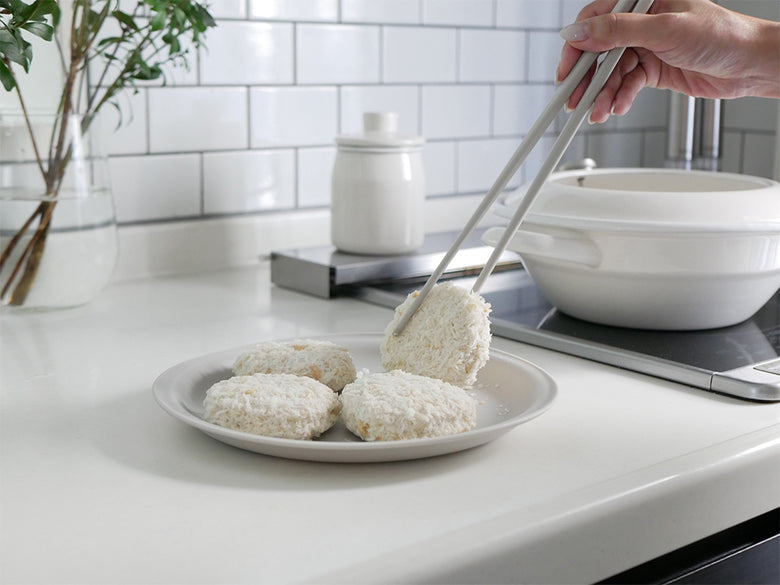 マーナのきほん ザルボウル21cmを使ってキッチンで野菜を洗っている様子