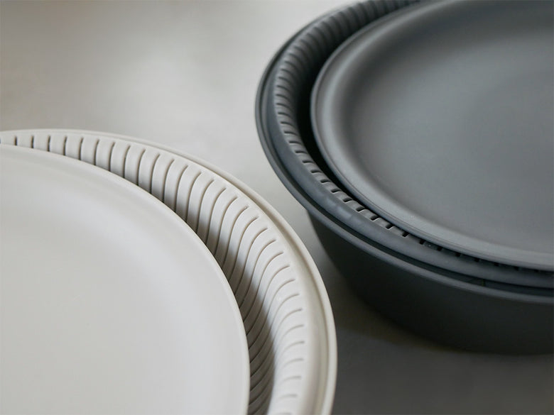 marnaのきほん ザルボウル21cm。ポリプロピレン製の食器に盛られた食品の写真。