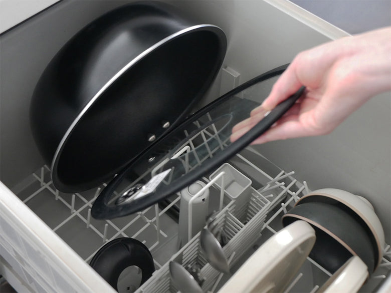 AINXの銀色全自動調理スマートオートクッカー本体と付属調理器具がキッチンに並んだキッチン家電