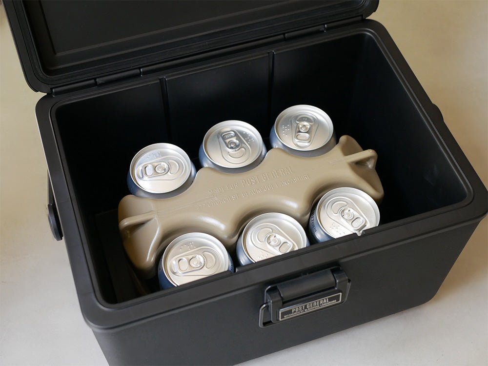 プラスチック製のハードシェルクーラーの蓋が開かれ、飲料缶が収納されている様子