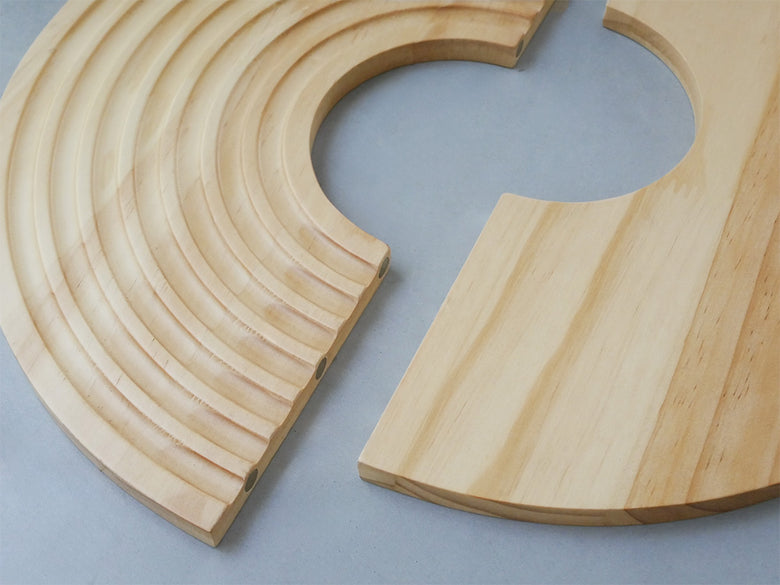 アマブロの天然木製ウッドプラントテーブル。マットウレタン塗装仕上げのナチュラルなデザインで、土を隠せる機能を持っています。