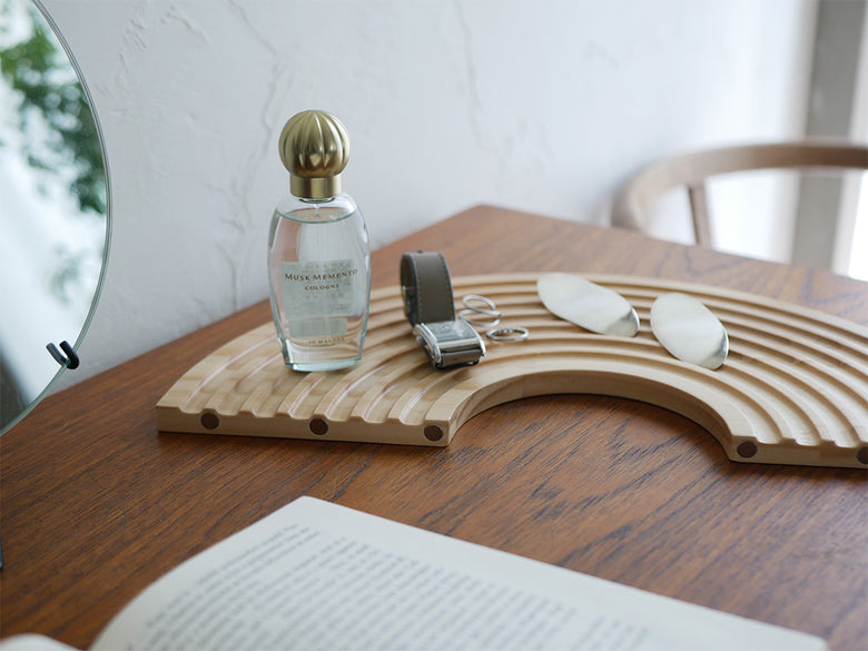 螺旋模様が特徴の天然木製円形プラントテーブル