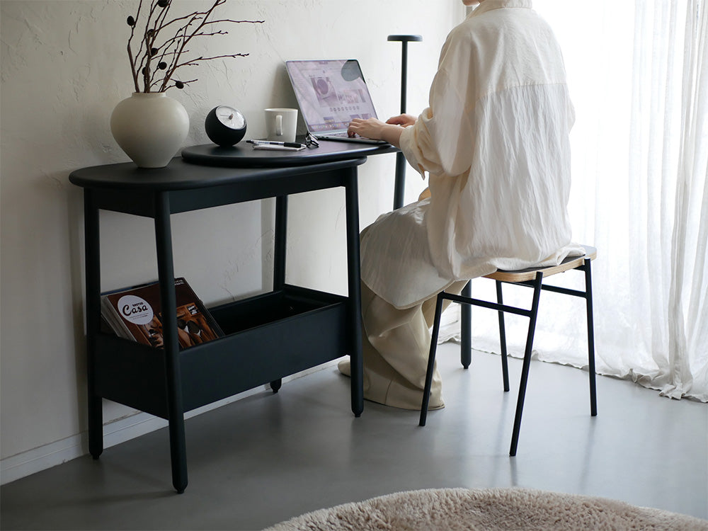 伸長可能なオーク製【NOWHERE LIKE HOME】スークコンソールテーブルが木製フローリングの室内に美しく配置されている様子