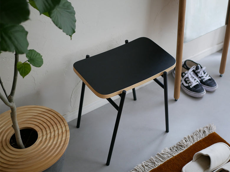 ノーウェアライクホームのカペルスツール。オーク突板とスチールフレームを使用した美しいカーブが特徴の屋外用椅子