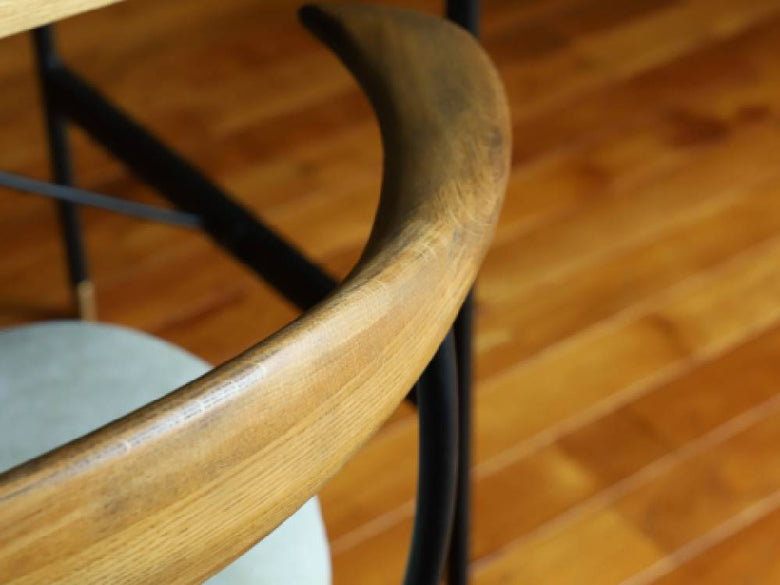 アデペシュ fincチェアのオーク無垢材とスチールフレームを使用した木製椅子。ナチュラルな木の質感が特徴のモダンな家具