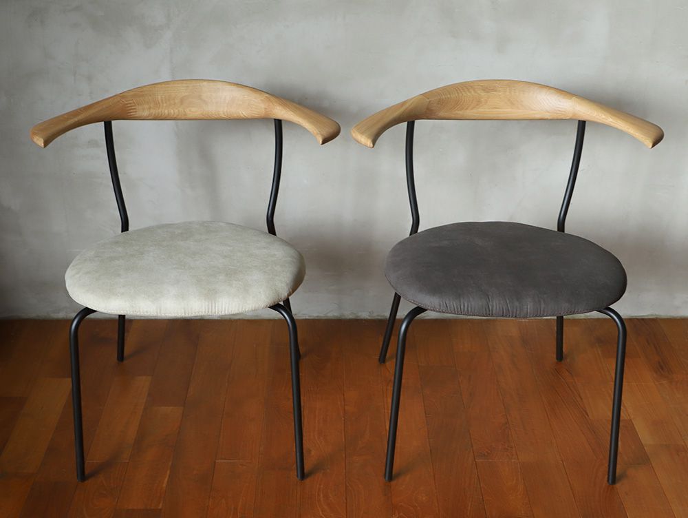 アデペシュFincチェアの木製椅子。オーク無垢材とスチールフレームを使用したデザイン性の高い家具