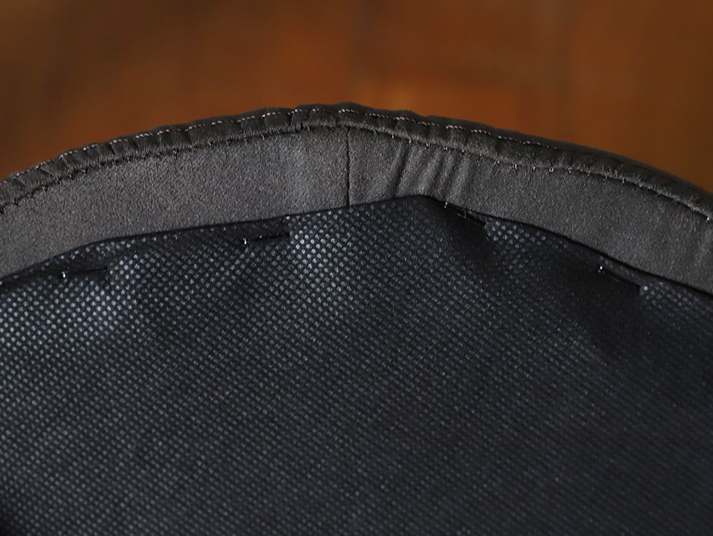 アデペシュ fincチェアのメッシュシートとレザーアームを組み合わせたデザインの椅子