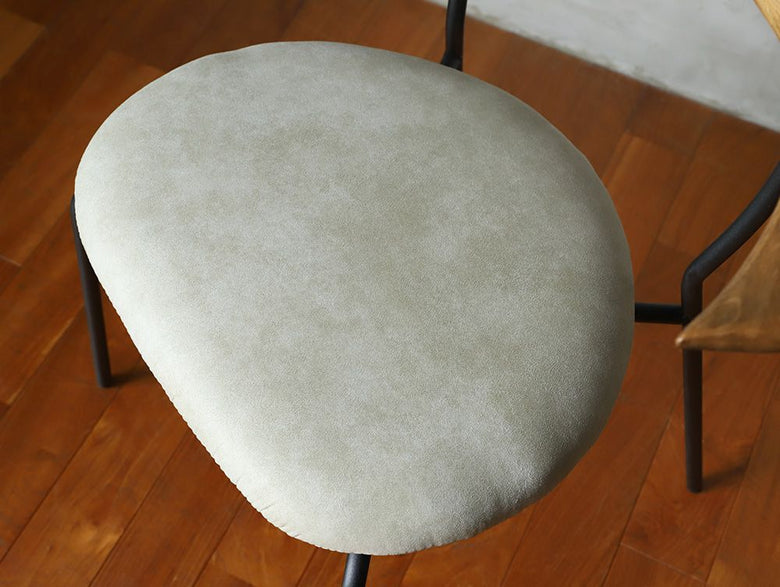 アデペシュのfincチェア。グレーのオーク無垢材とスチールフレームを使用したモダンなデザインの木製椅子