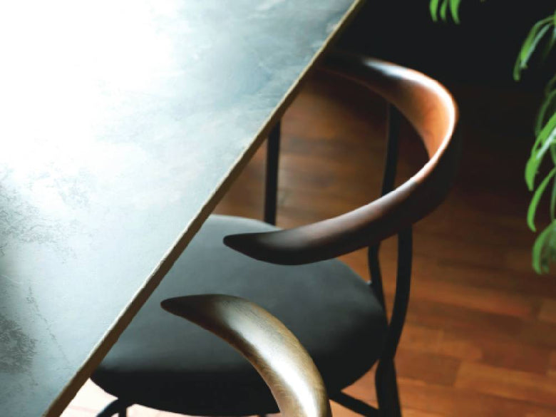 オーク無垢材を使用し、ウレタン塗装が施されたadepeche（アデペシュ）のfincチェア。木製のスタイリッシュな椅子。