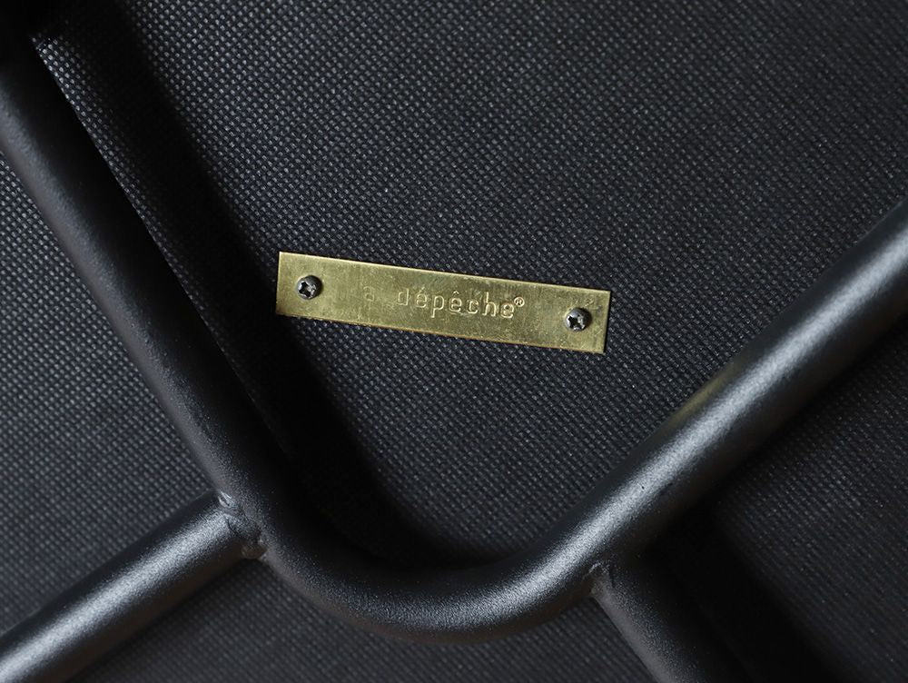 adepeche（アデペシュ）製 fincチェア。オーク無垢材とスチールフレームを使用した完成品の椅子。