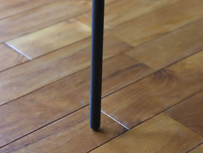 オーク無垢材で仕上げられたハードウッドフローリングの床